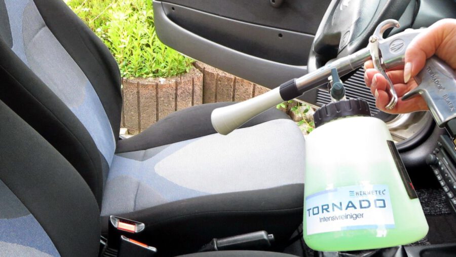 Auto Innenraum reinigen: effektive Reinigungsmittel von Herwetec